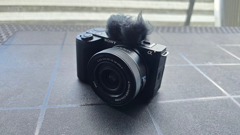 Sony ZV-E10 Vlogcamera met 16-50mm lens en windkap, Lensdop, Ophalen of Verzenden, Zo goed als nieuw, Sony