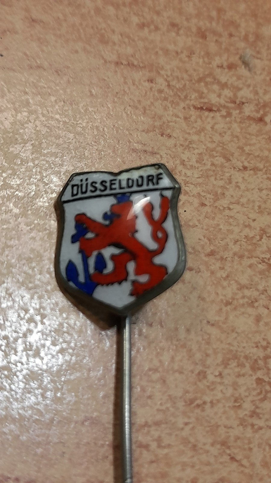 Vintage Düsseldorf Speldje - Wapen van Düsseldorf, Verzenden, Gebruikt, Stad of Land, Speldje of Pin