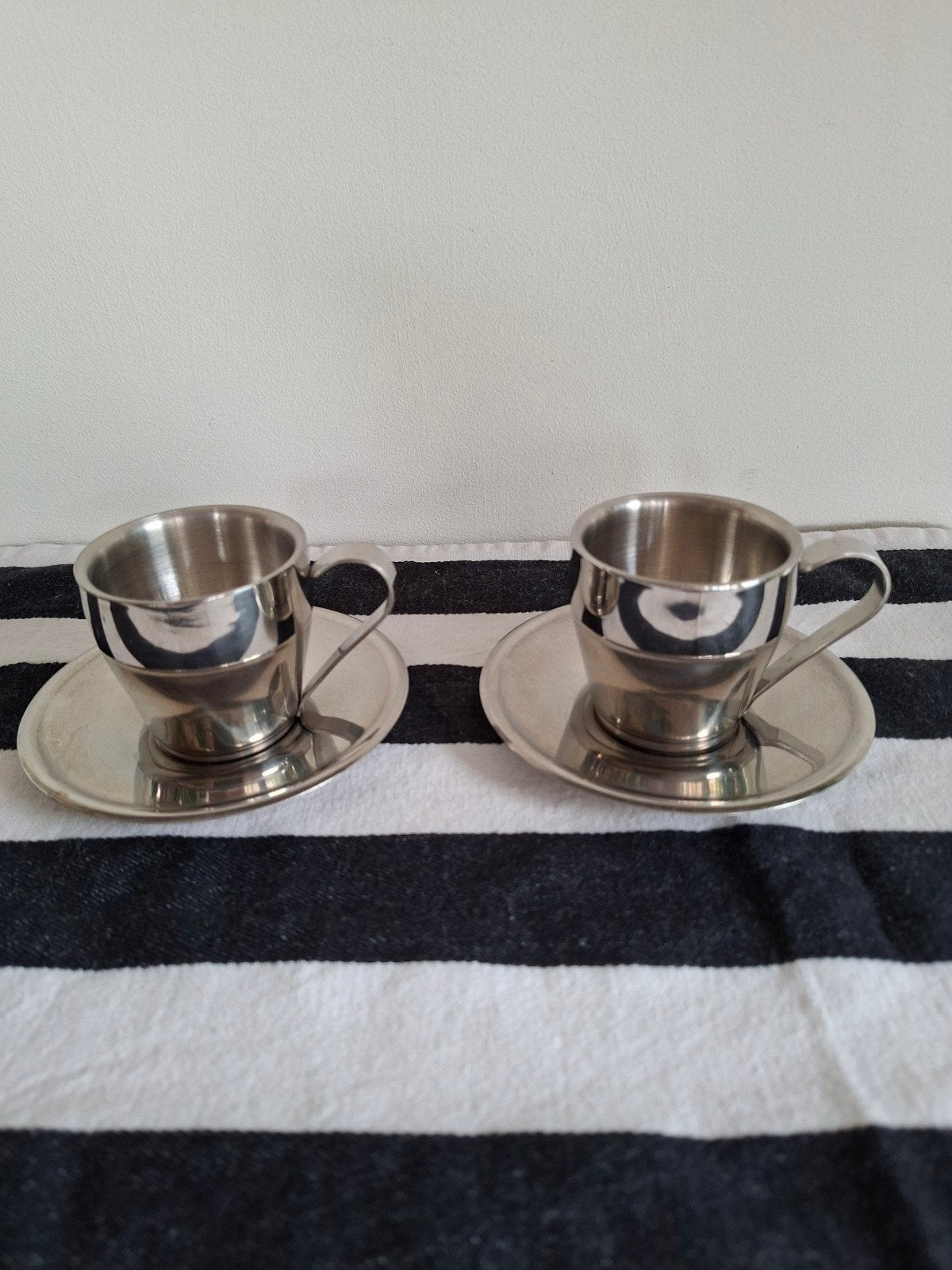 2 leuke RVS espresso kopjes met schotels, Huis en Inrichting, Overige materialen, Gebruikt, Ophalen of Verzenden, Overige stijlen