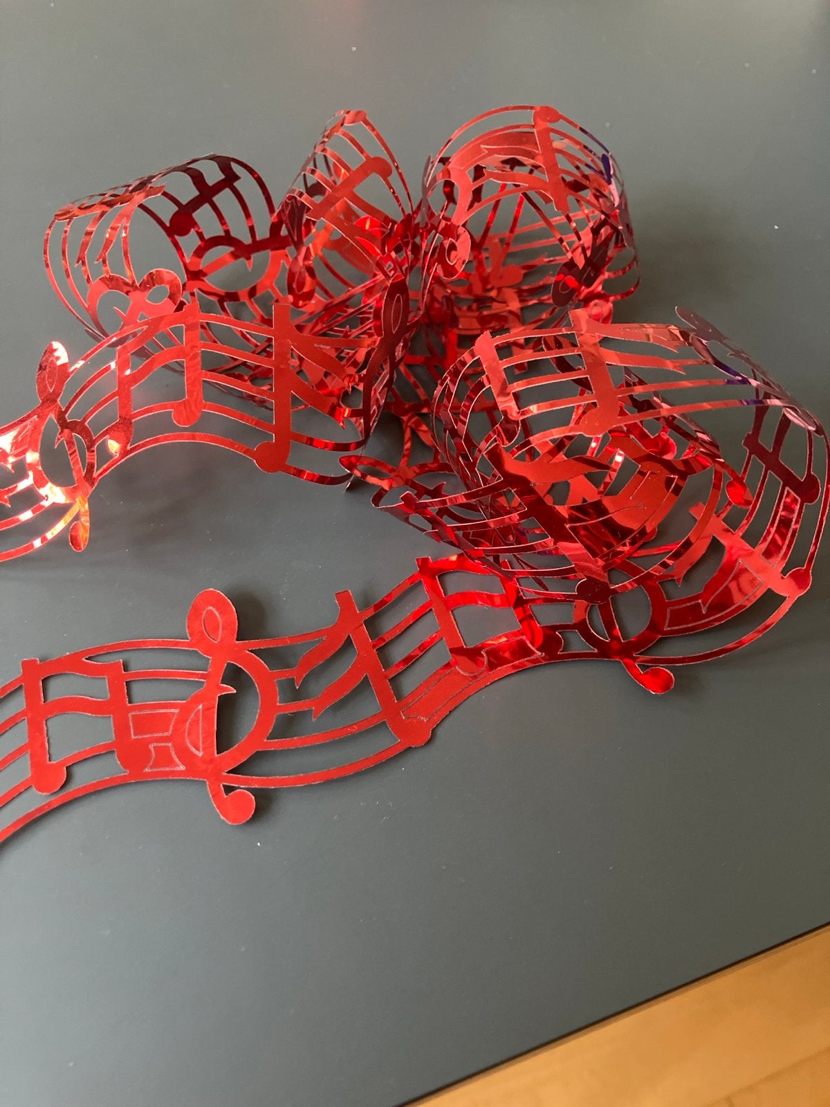 Rode Muzieknoten Slinger - Feestdecoratie, Overige thema's, Nieuw, Ophalen of Verzenden, Kunststof