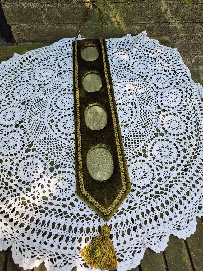 Vintage wandhanger met kwast en fotolijstjes, Groen, Gebruikt, 55 cm, Wandhanger