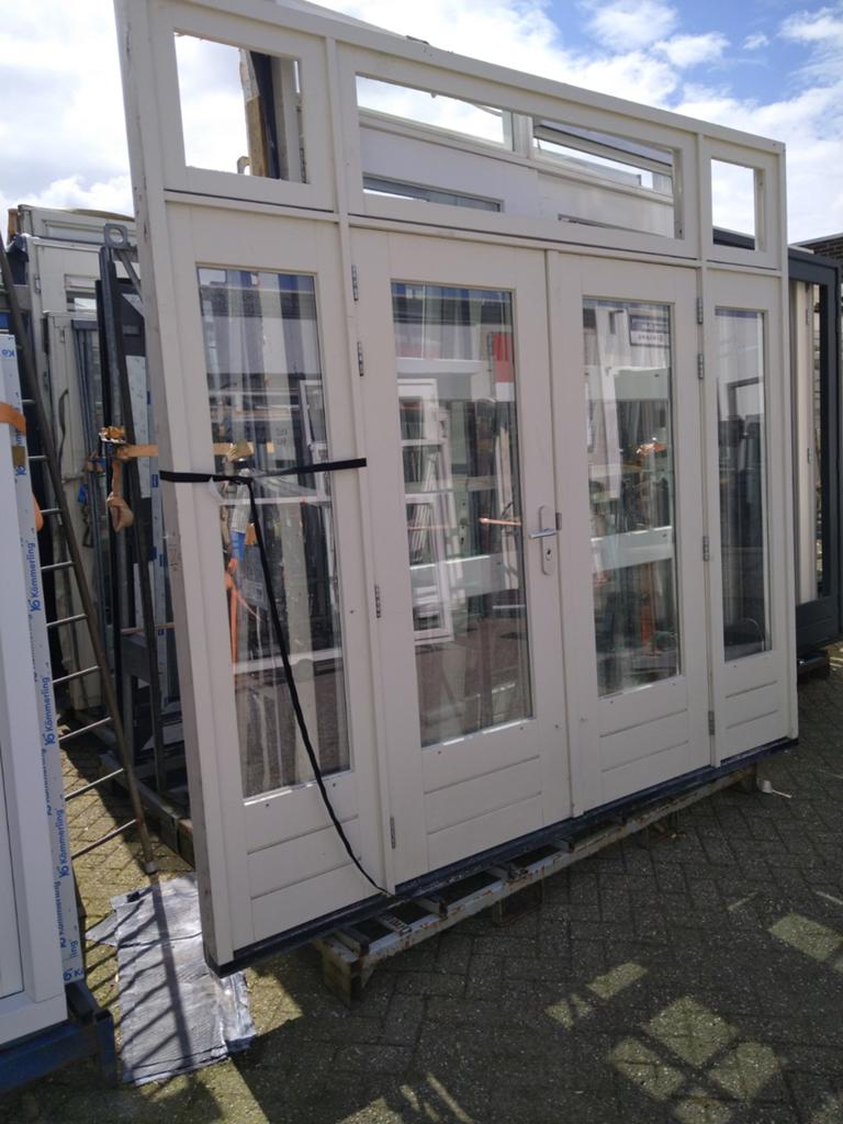 Hardhout kozijn met dubbele tuindeuren en zijlichten