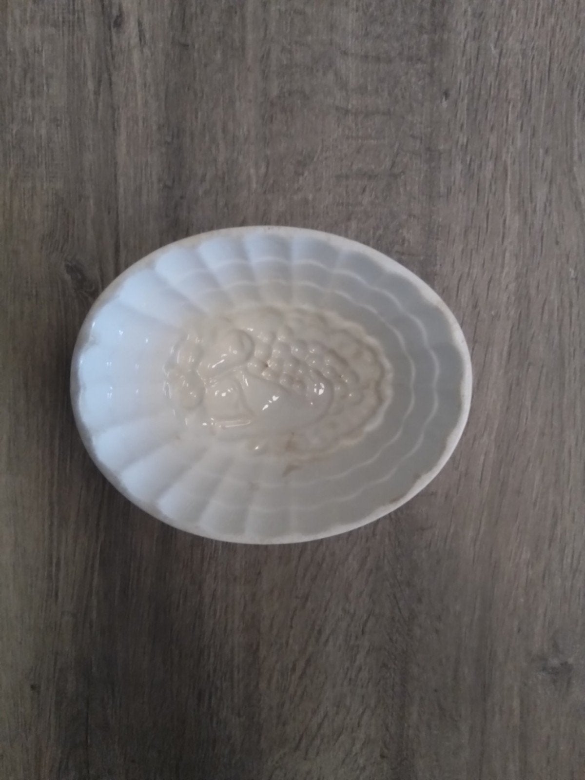 Antieke porseleinen schaal met reliëfdecoratie, Ophalen of Verzenden