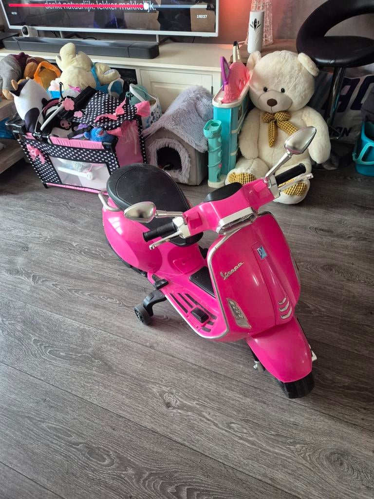 Roze elektrische Vespa scooter voor kinderen, incl. lader, Ophalen of Verzenden