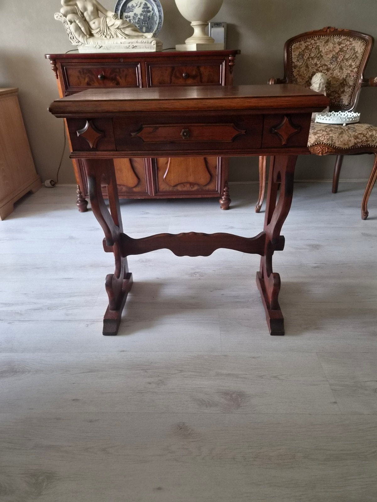 klassiek houten schrijf/naaitafeltje, Antiek en Kunst, Ophalen