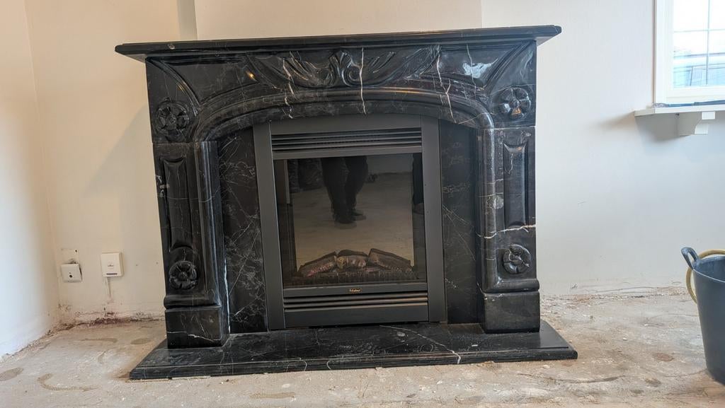 Elegante marmeren schouw (met elektrische inzethaard er bij), Huis en Inrichting, Haarden, Ophalen of Verzenden, Gebruikt, Inzethaard