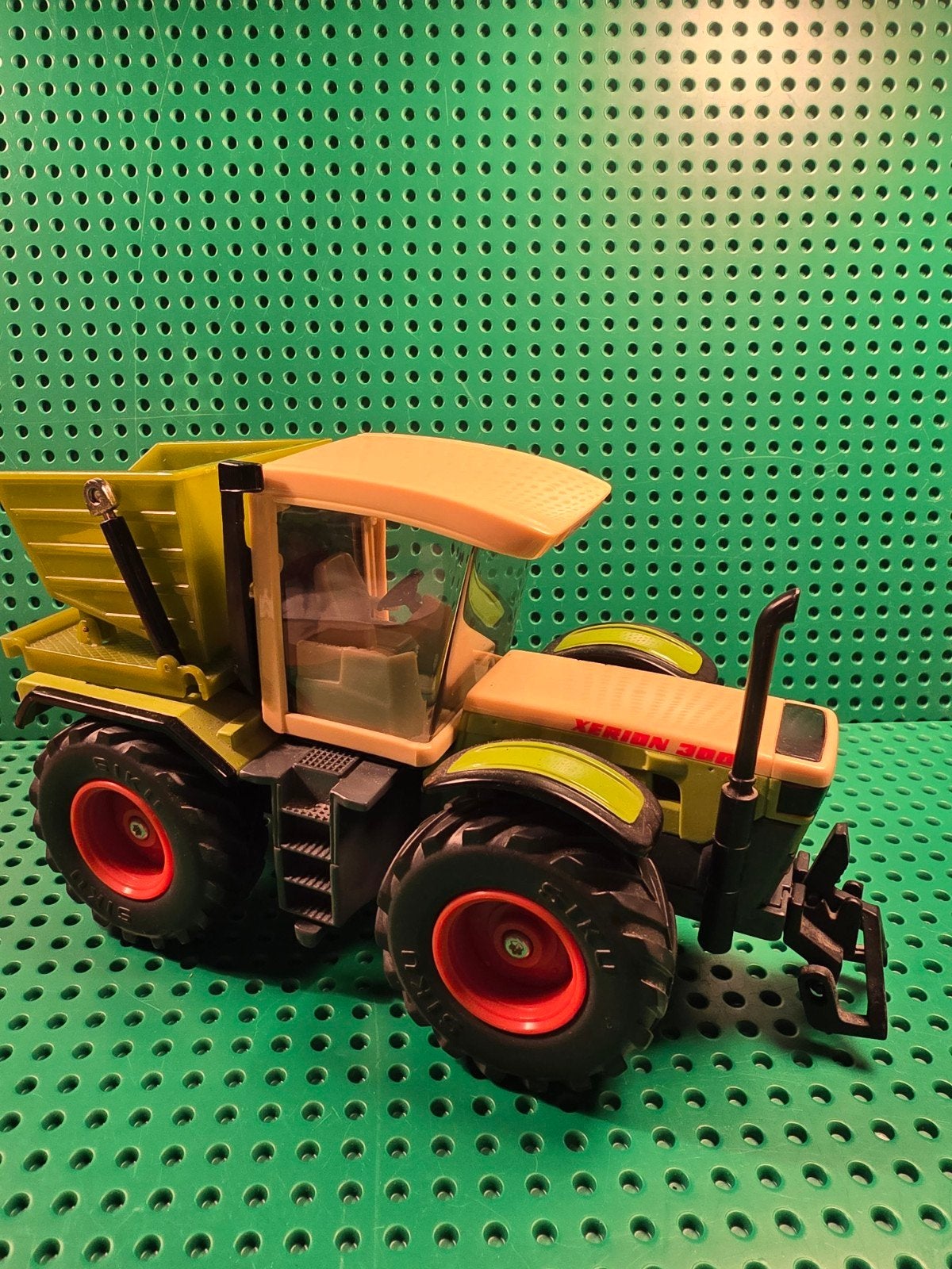 Siku Xerion 3000 speelgoedtractor met kiepbak, Ophalen of Verzenden, Gebruikt