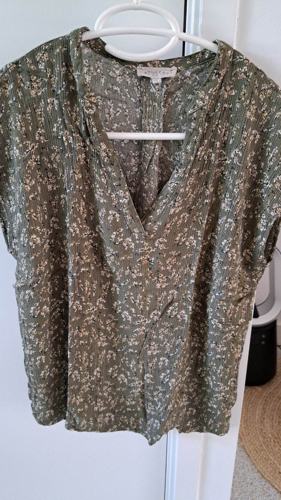 Kaki groen viscose shirt van Zusss met kleine bloemen maat S, Ophalen of Verzenden, Zo goed als nieuw, Korte mouw, Maat 36 (S)