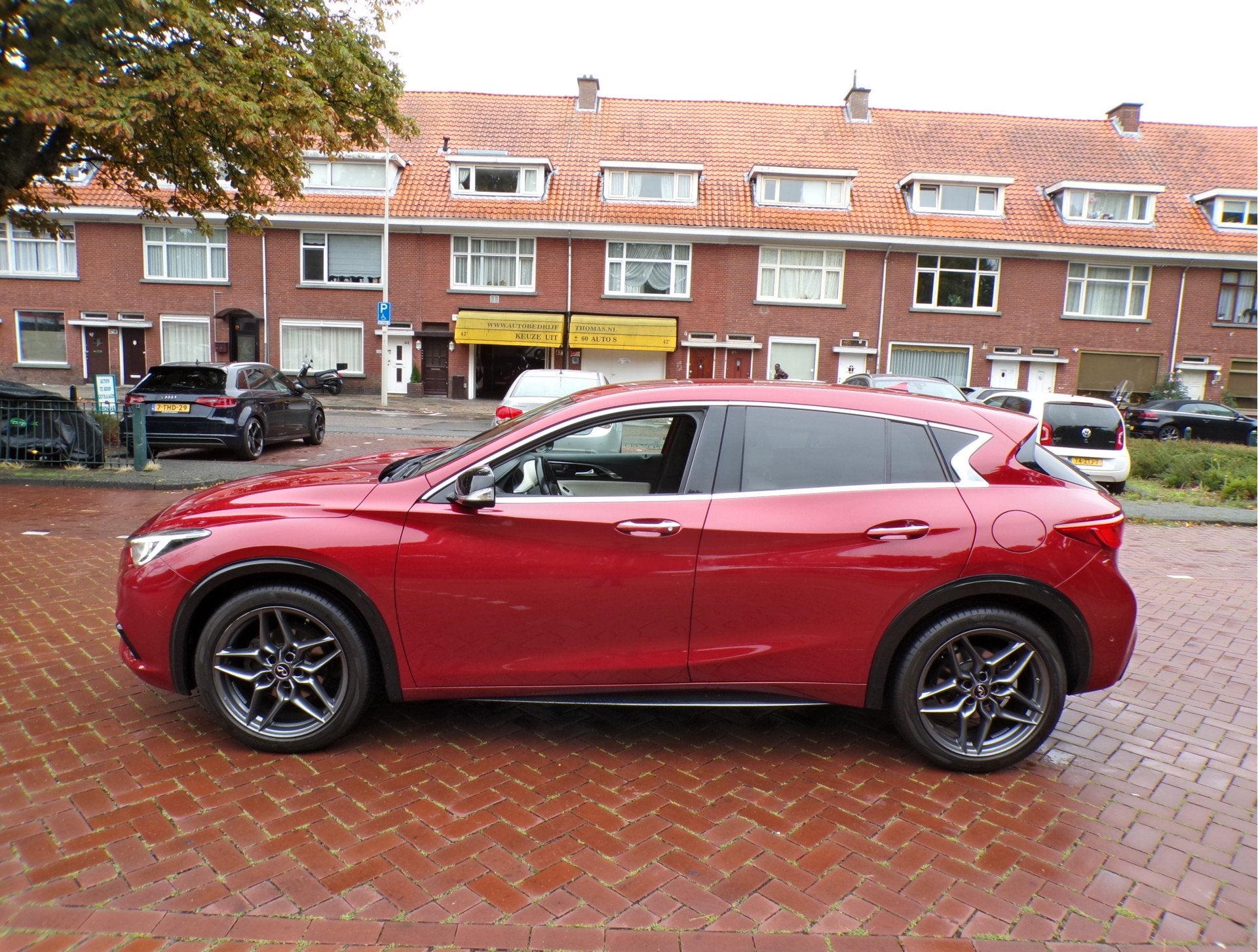 Infiniti Q30 1.6t Premium Tech ZELFDE AUTO ALS MERCEDES GLA, Auto's, Dealer onderhouden, Gebruikt, 700 kg, Bedrijf