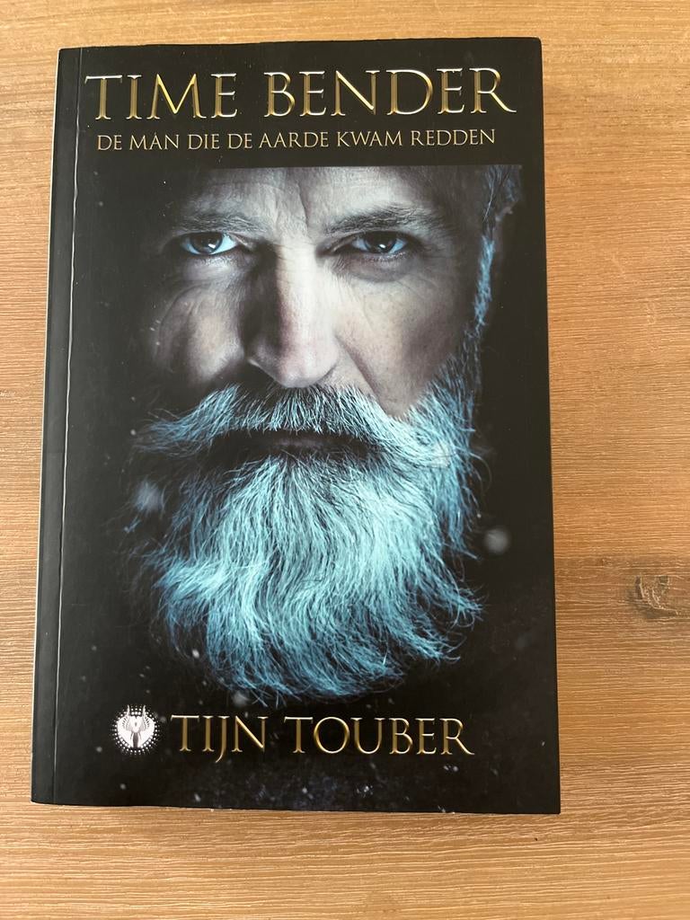 Time Bender - De man die de aarde kwam redden - Tijn Touber, Boeken, Ophalen of Verzenden, Zo goed als nieuw