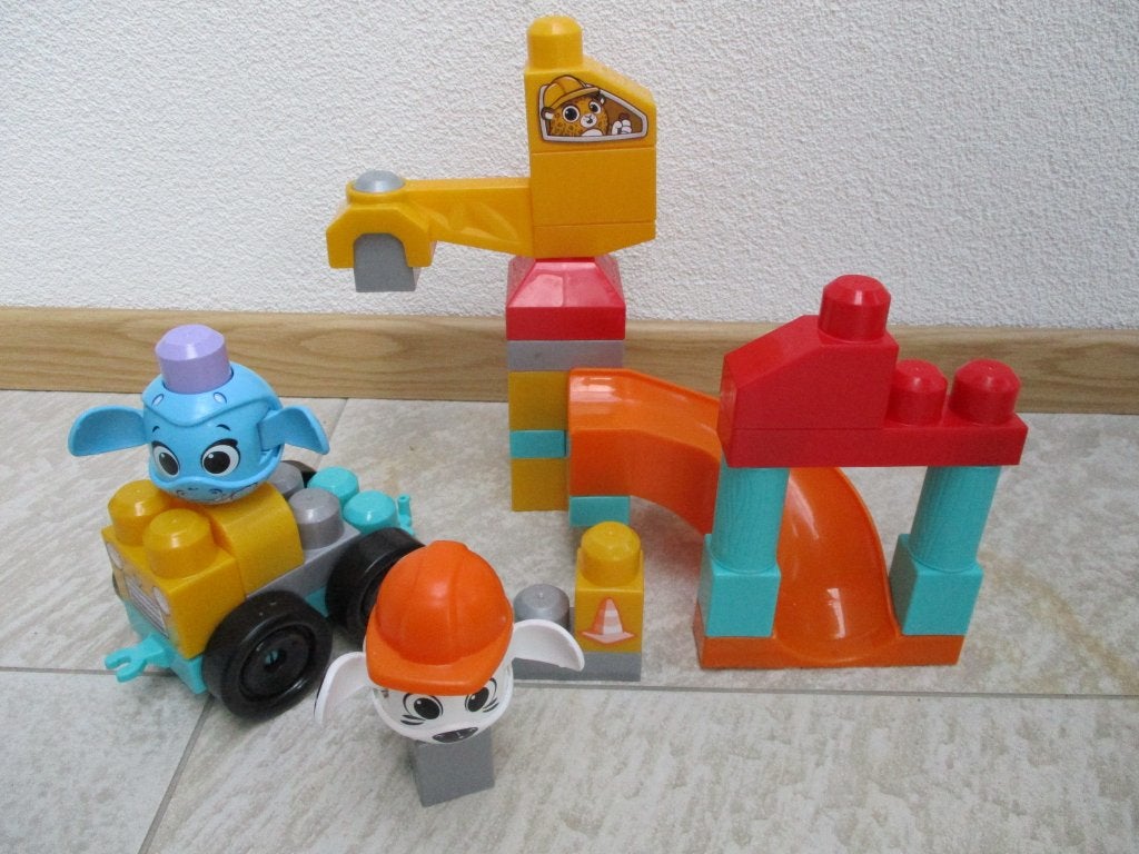 MegaBloks 61-delig Mega Bloks met auto's en 5 poppetjes, Ophalen of Verzenden, Gebruikt, Megabloks