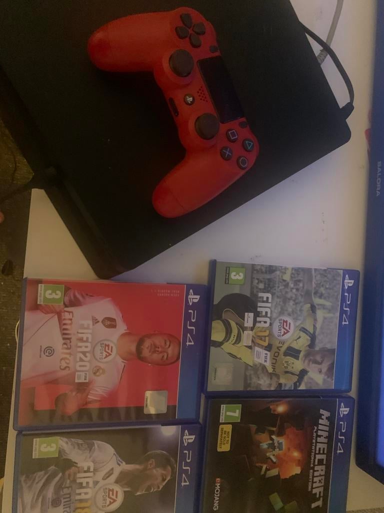 PS4 met controller en 4 games (FIFA 20, FIFA 17, Minecraft), Spelcomputers en Games, Games | Sony PlayStation 4, Gebruikt, Eén computer