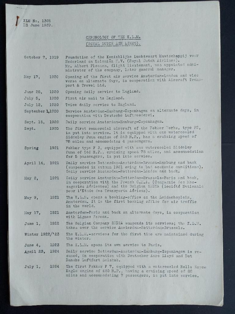 Chronology of the KLM uit 1939 (K927), Verzamelen, Luchtvaart en Vliegtuigspotten, Ophalen of Verzenden, Gebruikt, Boek of Tijdschrift