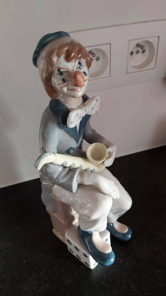 porseleinen clown met een saxofoon, Casades., Verzamelen, Beelden en Beeldjes, Ophalen of Verzenden, Zo goed als nieuw, Overige typen