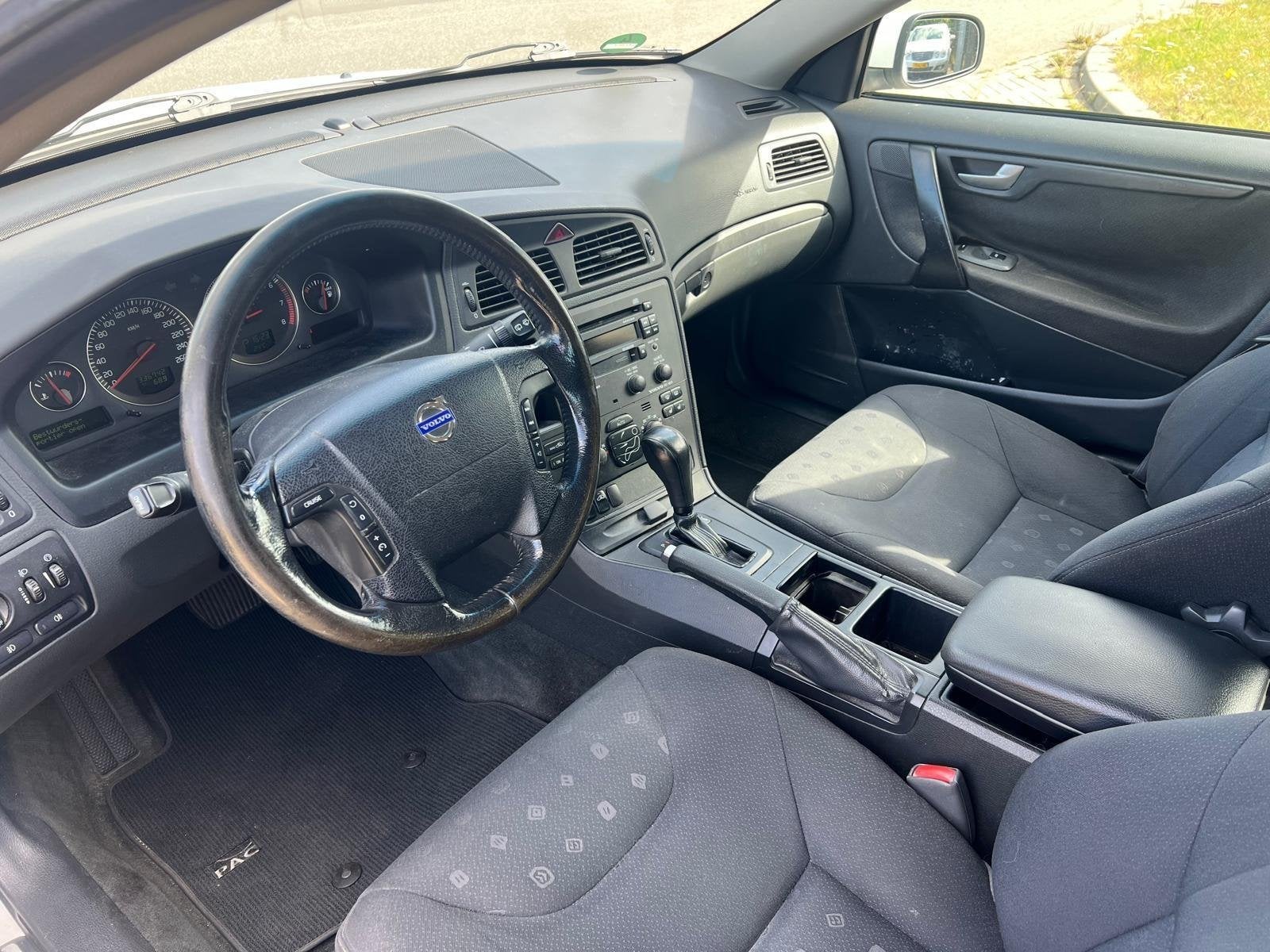 Volvo V70 2.4 Automaat Cruise Clima Stoelverwarming Trekhaak, Stoelverwarming, Stof, Zwart, Wit