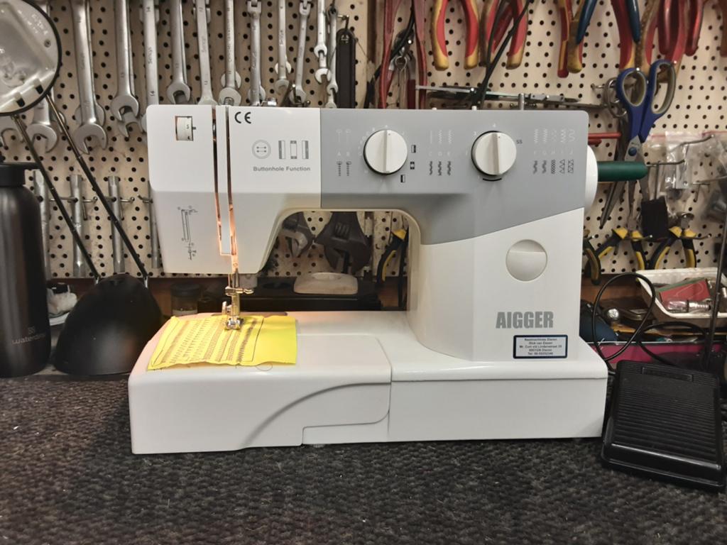 AIGGER NAAIMACHINE MODEL HSM5657A, Ophalen of Verzenden, Gebruikt, Naaimachine, Overige merken