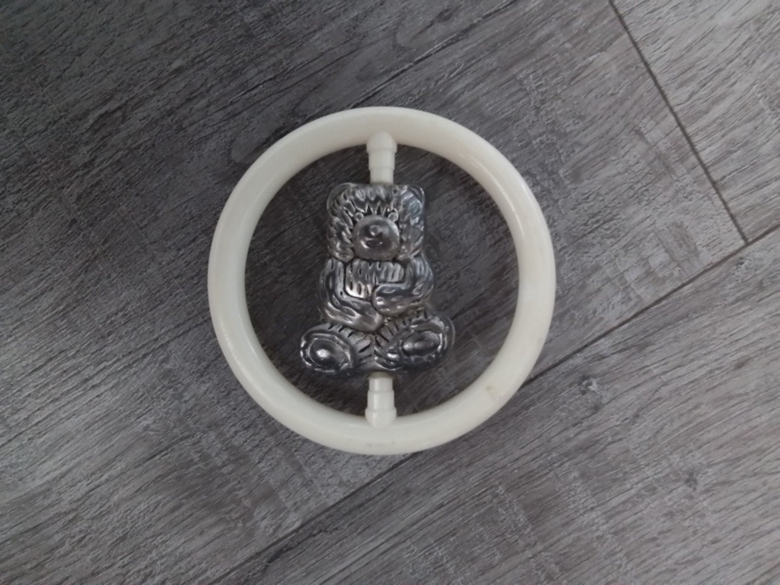 oude rammelaar met beer, Ophalen of Verzenden