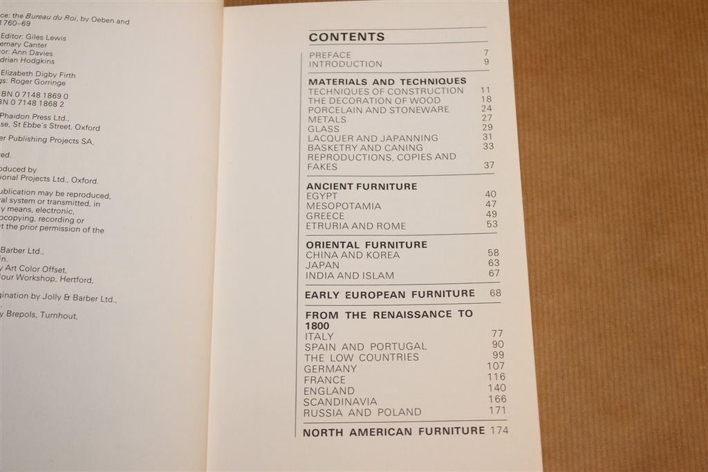Phaidon Guide to Furniture — Andrew Brunt [1978], Ophalen of Verzenden, Gelezen, Fotografen