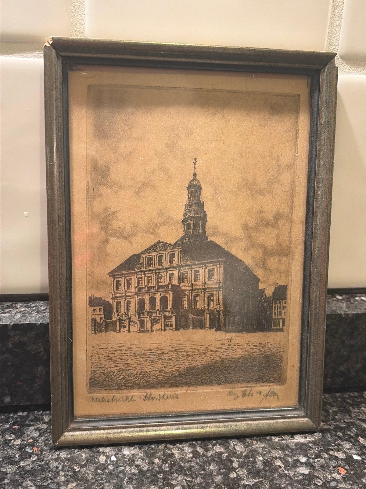 Ingekleurde ets Stadhuis Maastricht, Antiek en Kunst, Handgekleurd, Ets, Stadsgezicht, Ophalen of Verzenden