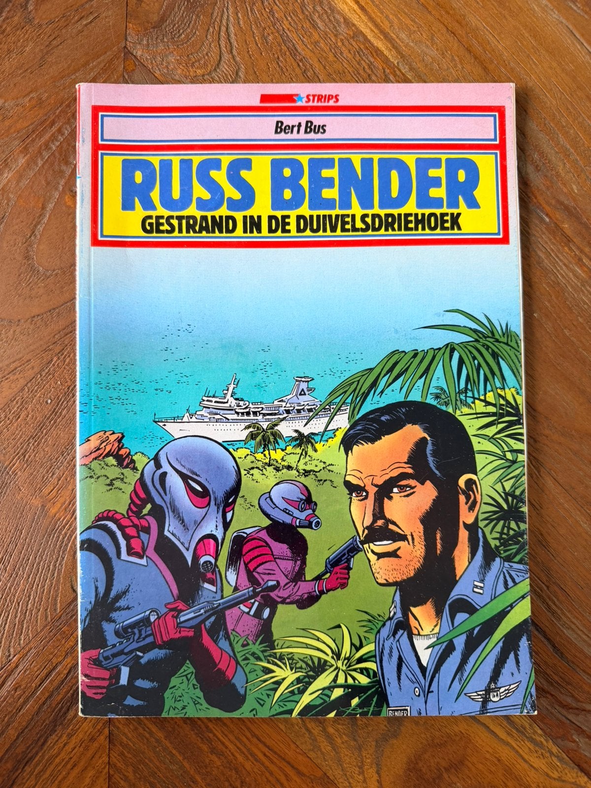 Bert Bus - Russ Bender Gestrand in de Duivelsdriehoek, Boeken, Eén stripboek, Ophalen of Verzenden