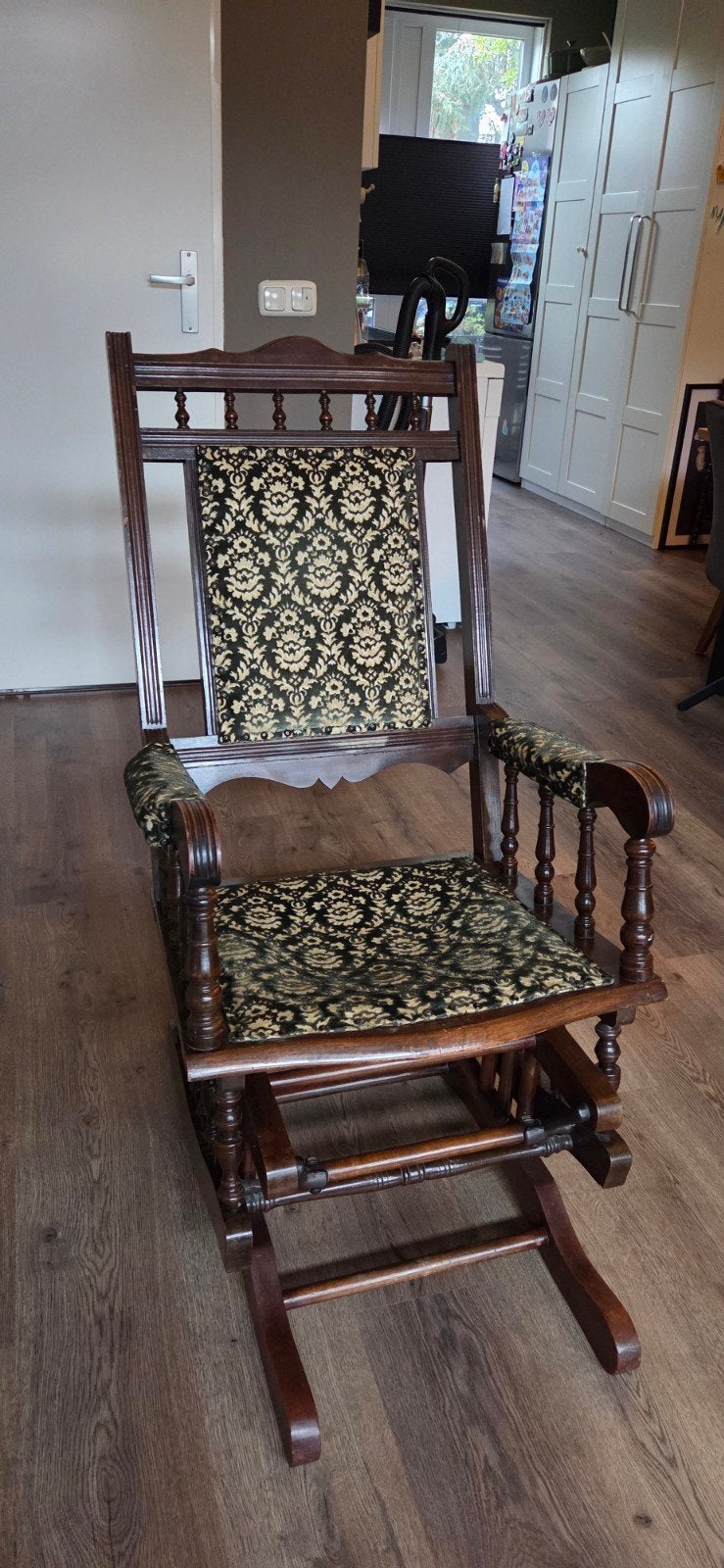 Antieke schommelstoel met sierlijke bekleding, Ophalen