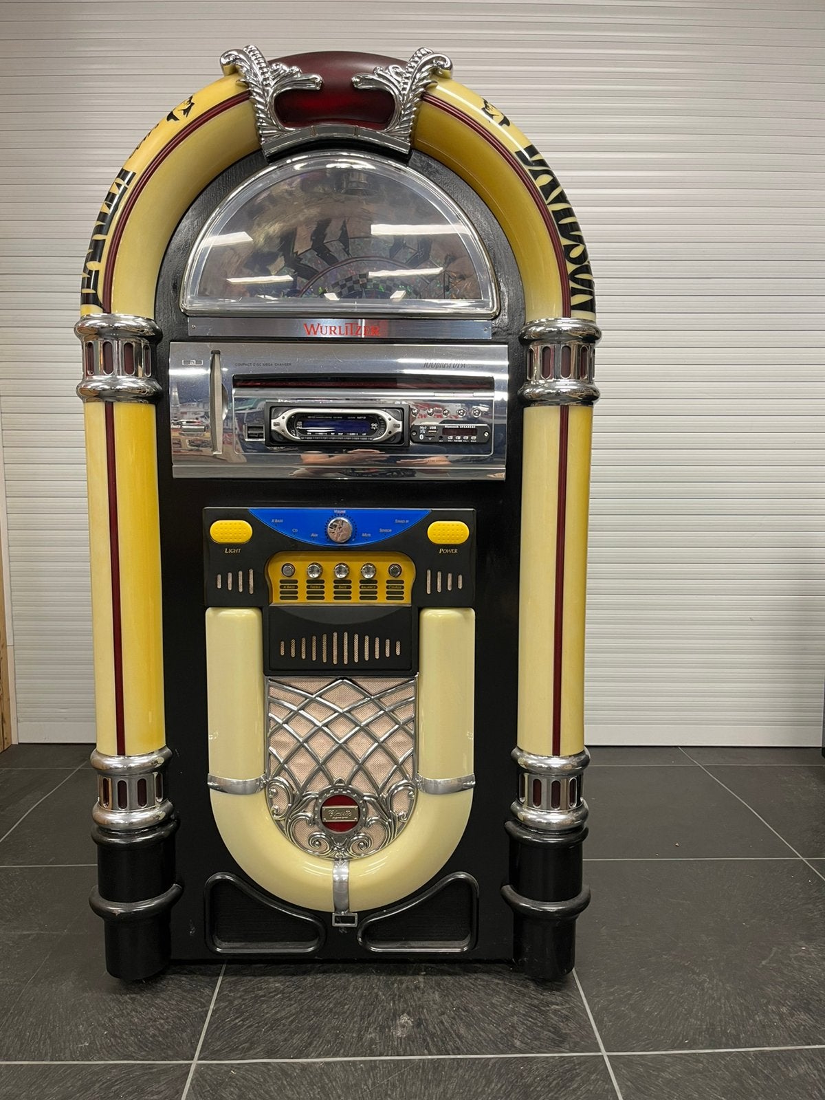 Jukebox met autoradio en cd wisselaar, Verzamelen, Automaten | Jukeboxen, Ophalen, Zo goed als nieuw, 1970 tot heden, Overige merken