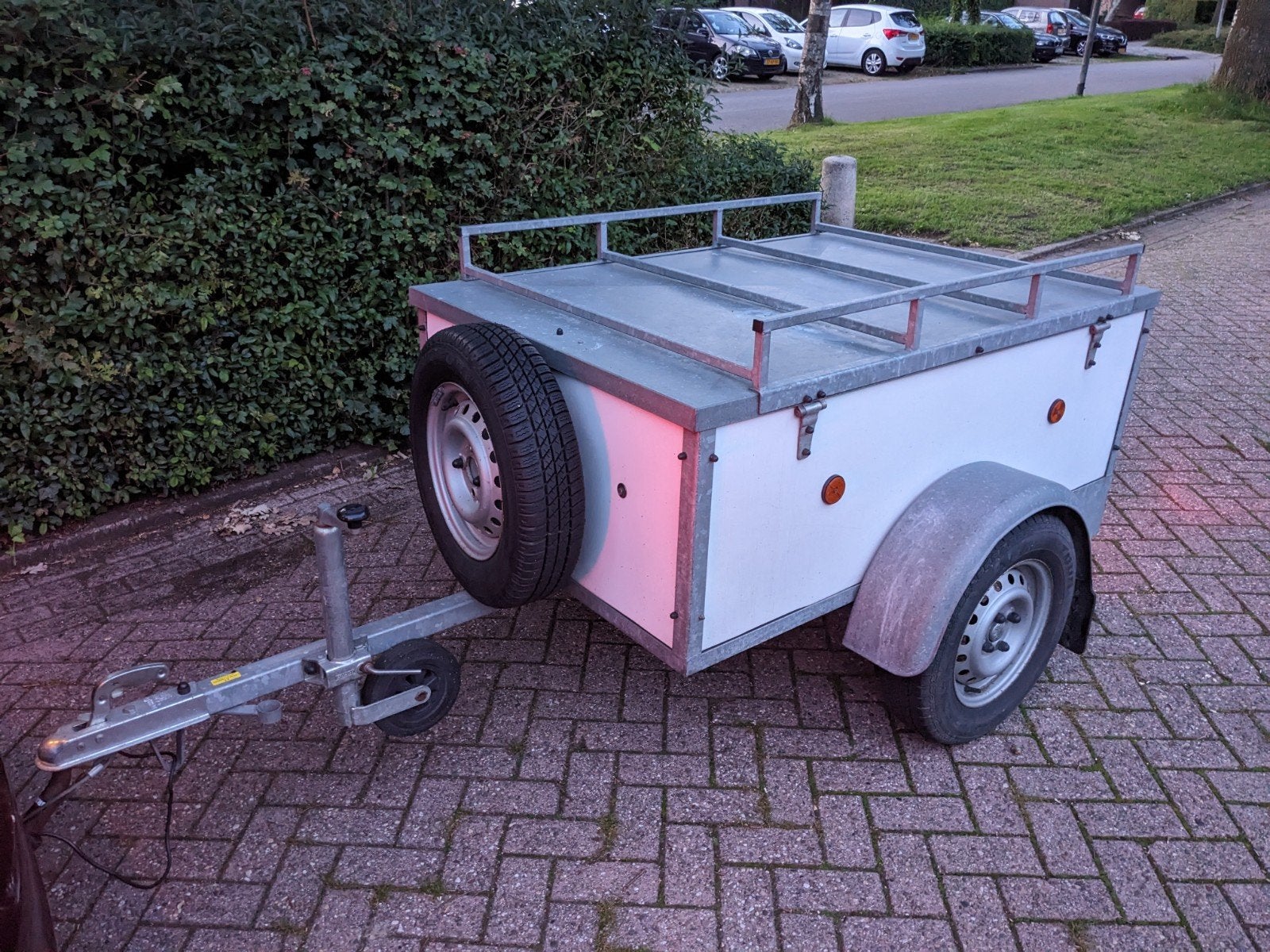 Nette bagagewagen met verende as, Ophalen