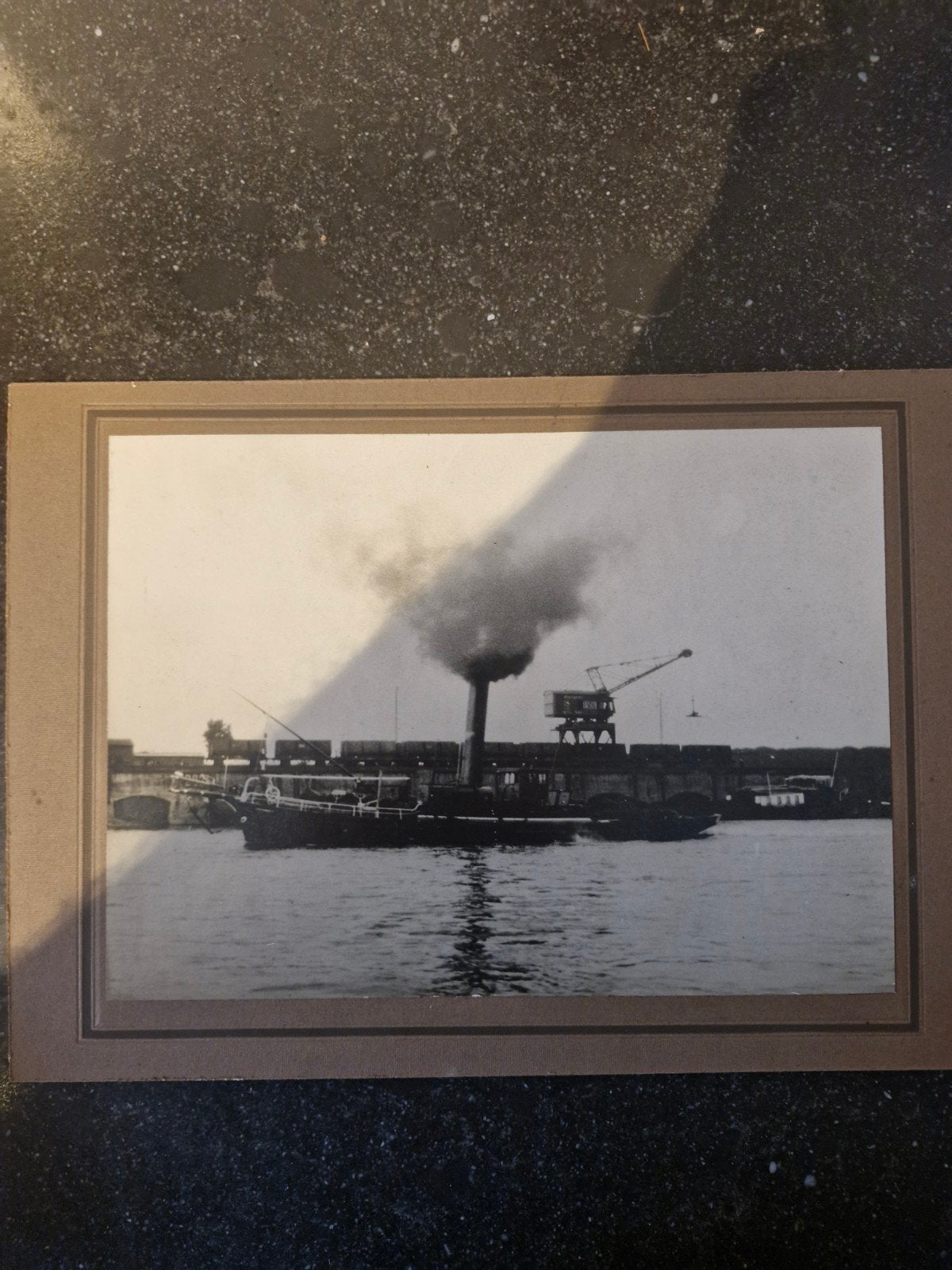 Historische foto: Stoomschip met rokende schoorsteen, Gebruikt, Foto, Ophalen of Verzenden, Voor 1940