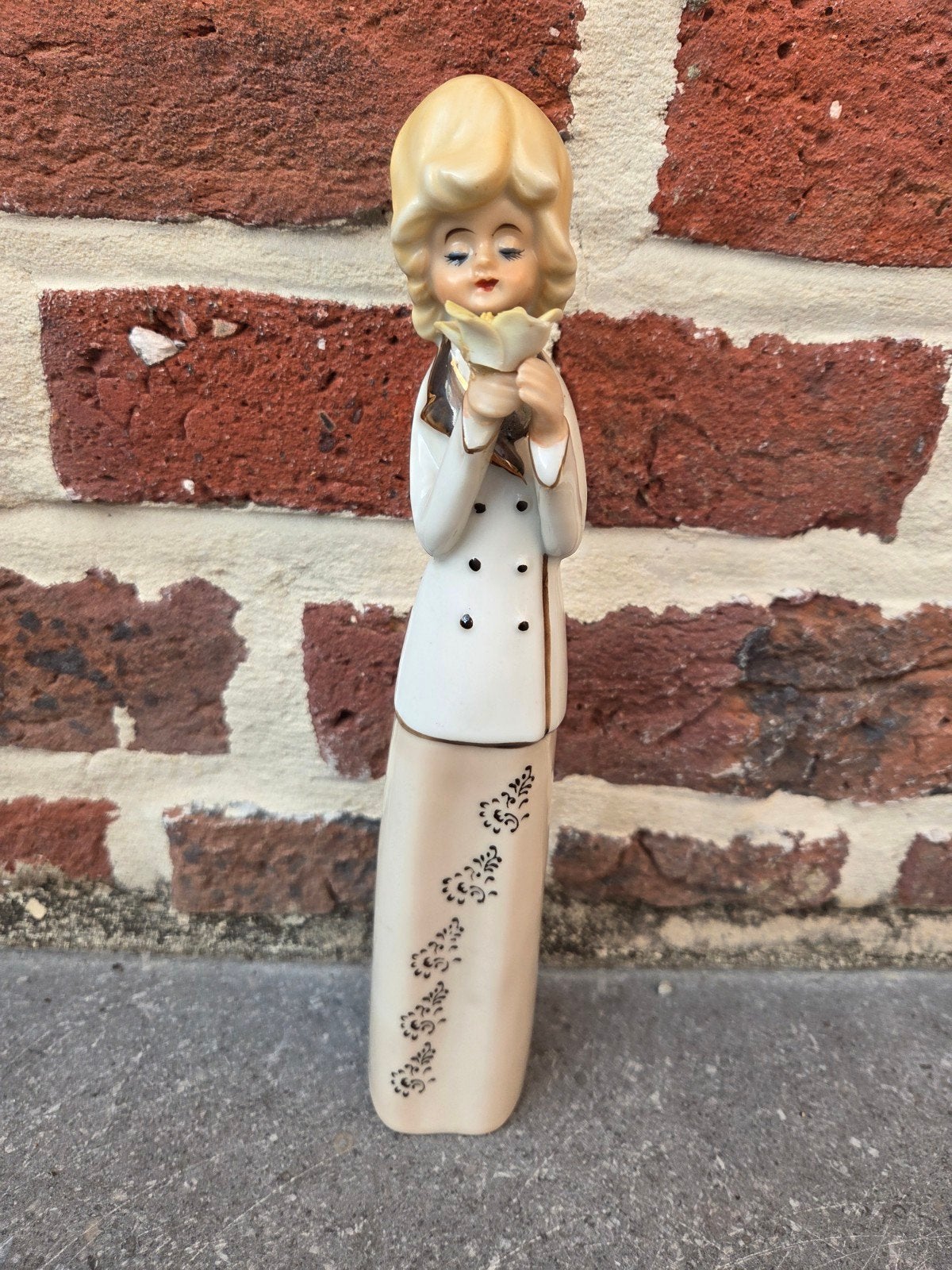 Vintage porseleinen beeldje van dame met bloem, Ophalen of Verzenden