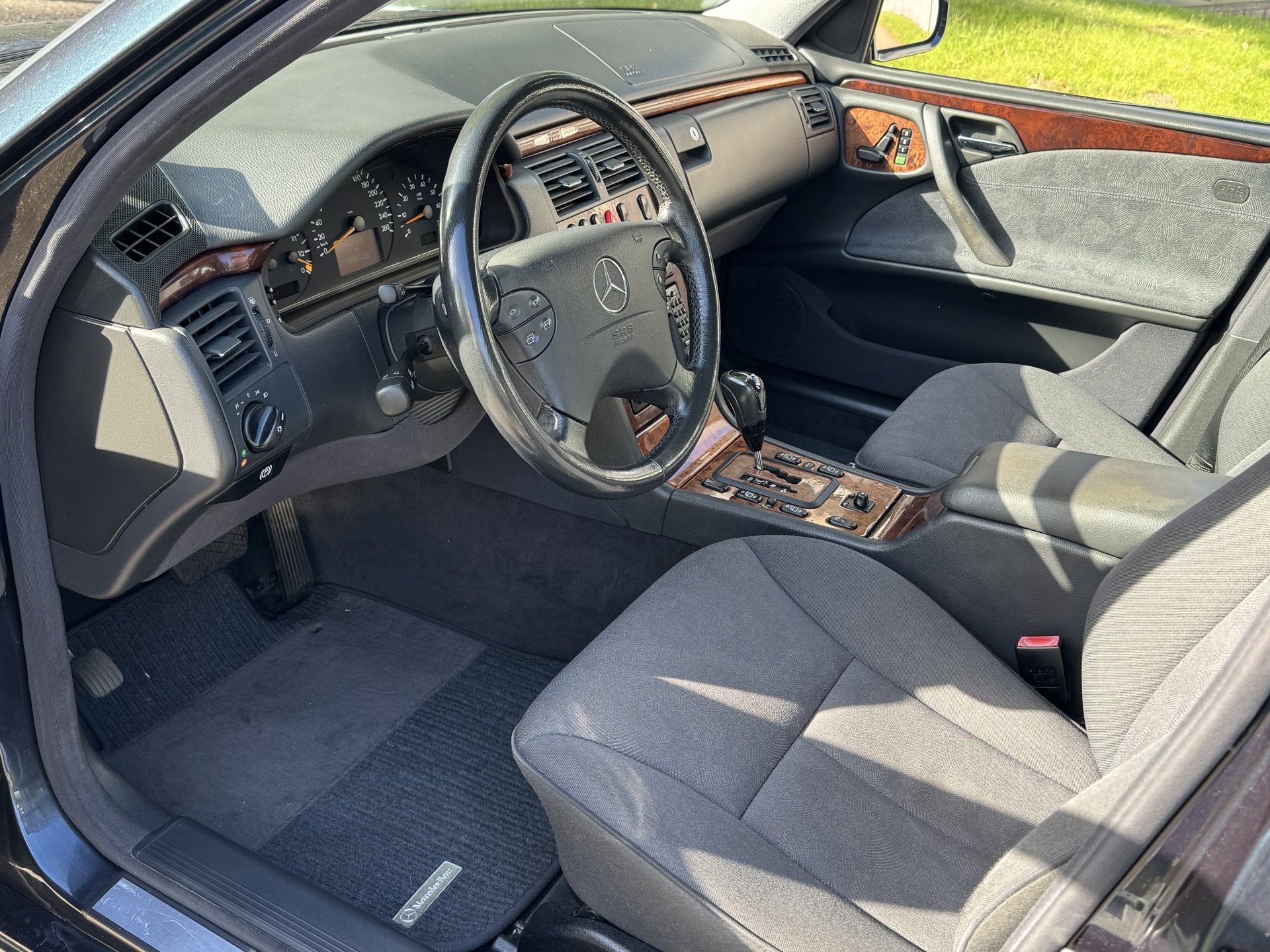 Mercedes-Benz E-Klasse 320 V6 Combi AUT BLIJVEND YOUNGTIMER, Automaat, Achterwielaandrijving, Gebruikt, 1644 kg