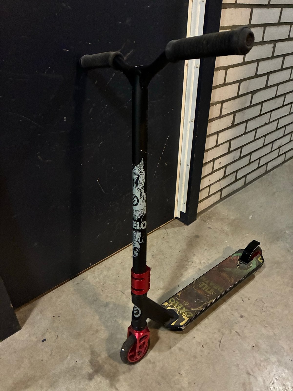 Stuntstep met rode accenten en coole graphics, Ophalen of Verzenden, Gebruikt, Gewone step