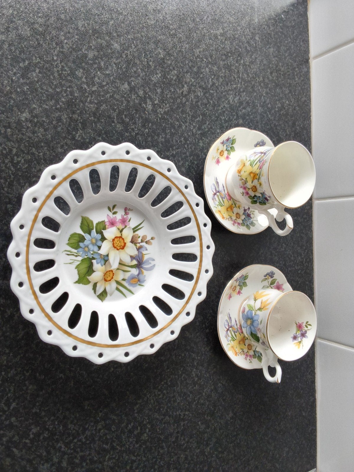 set van 2 kop en schotels  en bonbonschaaltje met narcissen, Ophalen of Verzenden, Overige stijlen, Kop(pen) en/of Schotel(s)