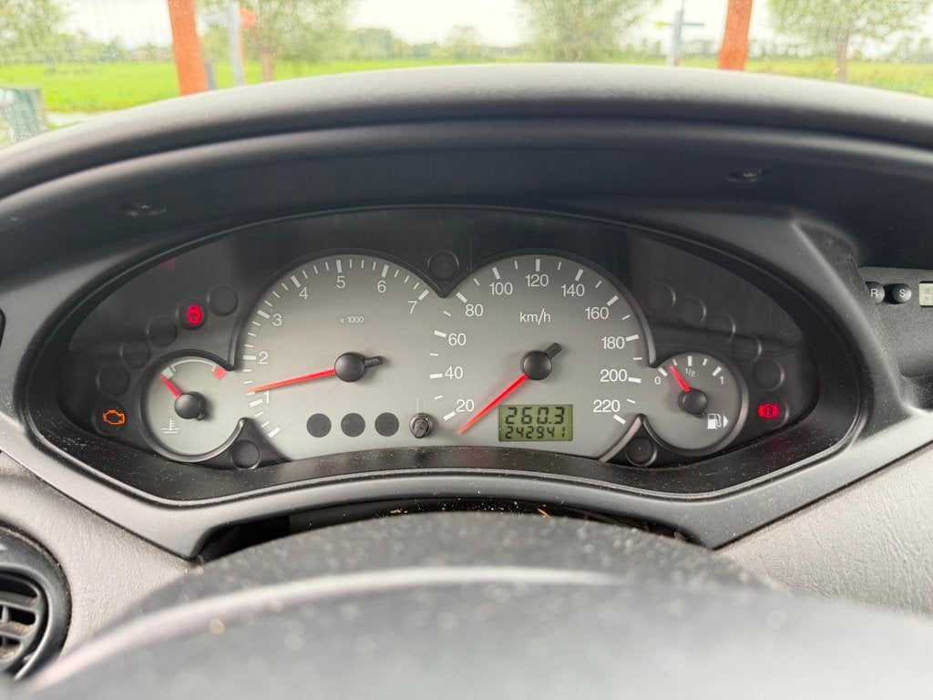 Ford Focus 1.6-16V Futura - Export / Handel - APK tot 3-10-2, Auto's, 1596 cc, Zwart, 4 cilinders, 49 €/maand