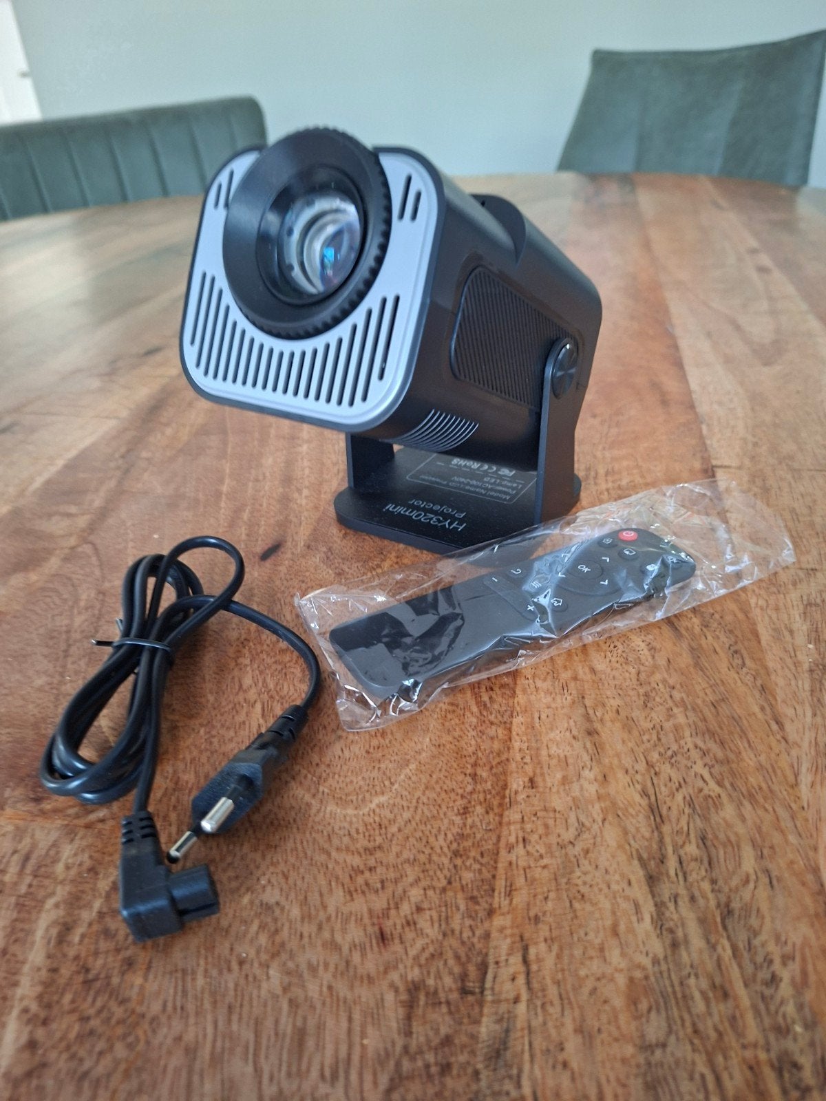 Mini beamer met doos - HY-320 mini projector, Onbekend, LED, Ophalen of Verzenden, Zo goed als nieuw