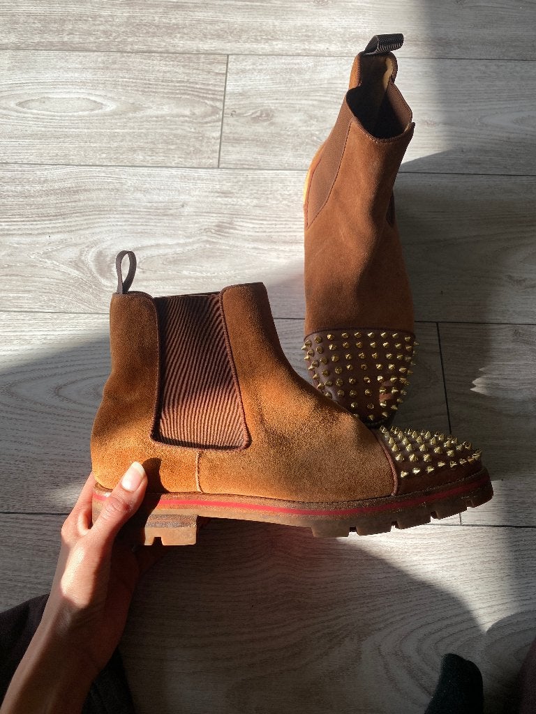 Christian Louboutin Suede Spiked Chelsea Boots - Camel - 42, Christian Louboutin, Bruin, Boots, Ophalen of Verzenden