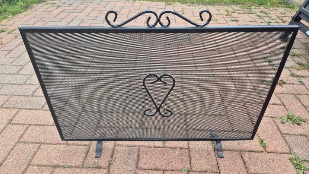 Zwart metalen haardscherm met hartdecoratie, Ophalen, Gebruikt