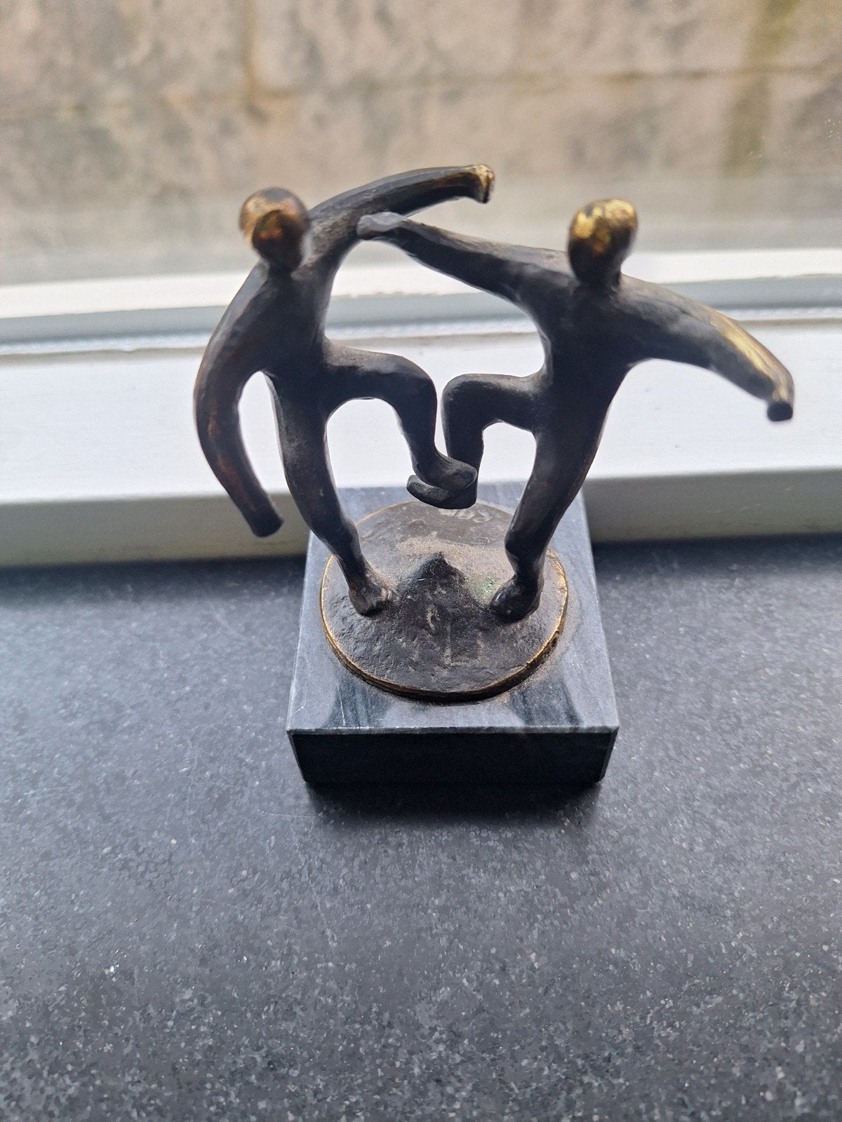Bronskleurig Dansend Paar Beeldje op Marmeren Sokkel, Groep mensen, Minder dan 20 cm, Ophalen of Verzenden, Brons