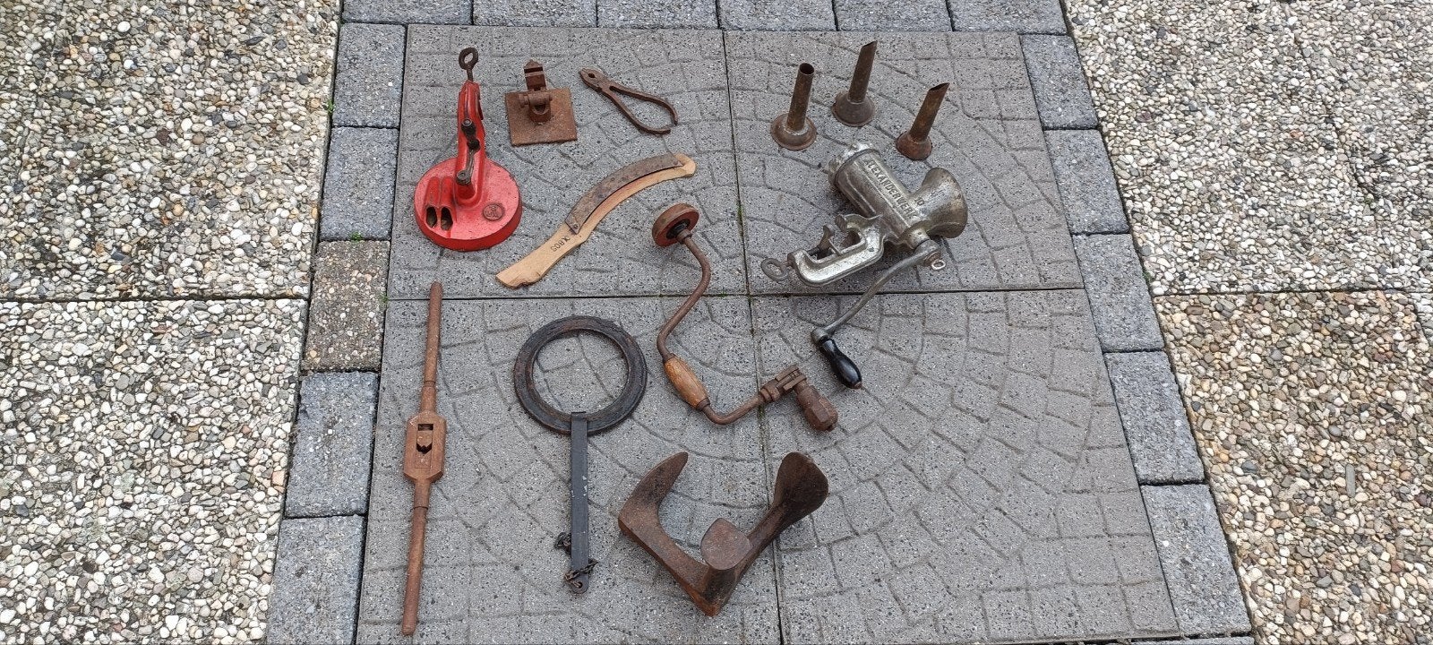 Diverse antieke gereedschappen en voorwerpen, Ophalen