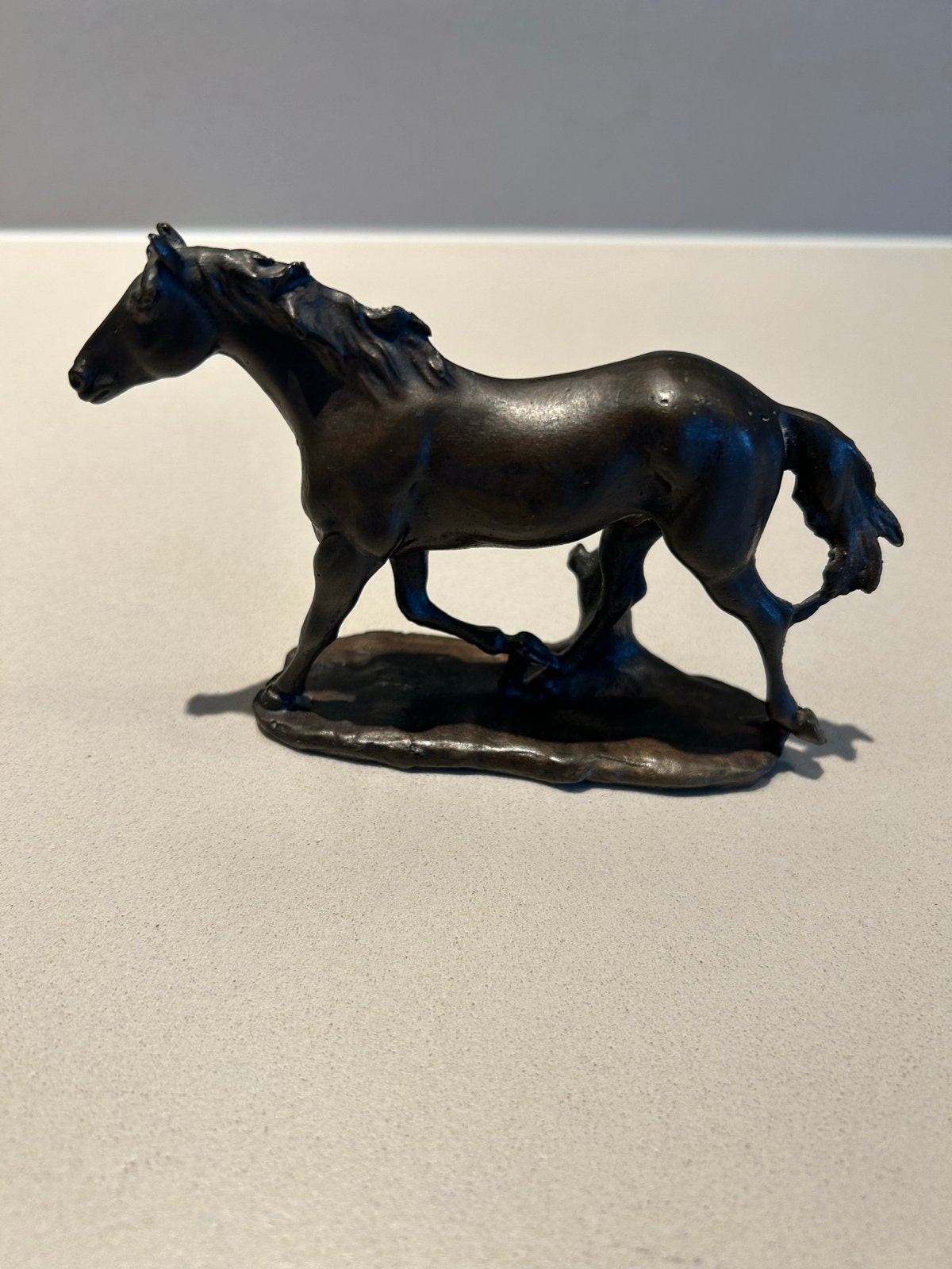 Bronzen paard sculptuur - 9cm hoog, 13cm lang, 400g, Minder dan 20 cm, Ophalen of Verzenden, Beeld, Bruin