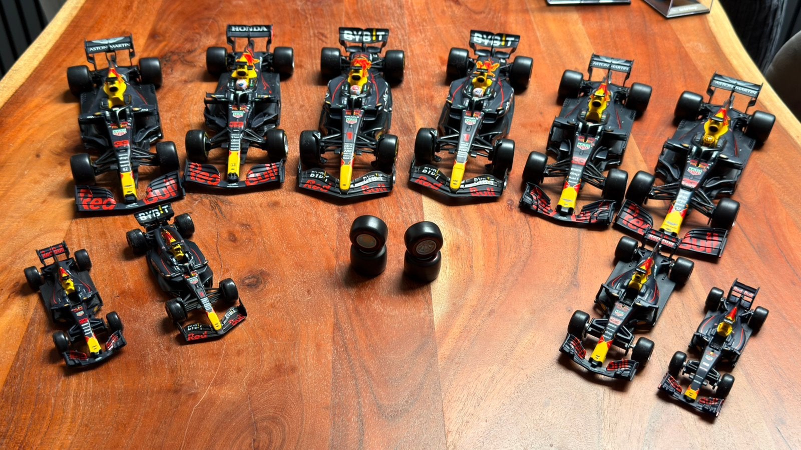 10x Red Bull Max Verstappen schaalmodel + 7 red bull blikjes, Ophalen of Verzenden, Gebruikt, Formule 1