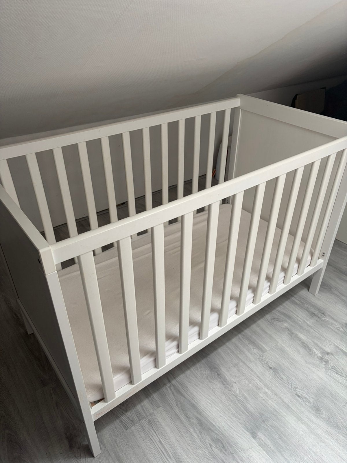 Sundvik babybedje 60x120 incl matras & bedhekje, Ophalen, Gebruikt, Jongetje of Meisje