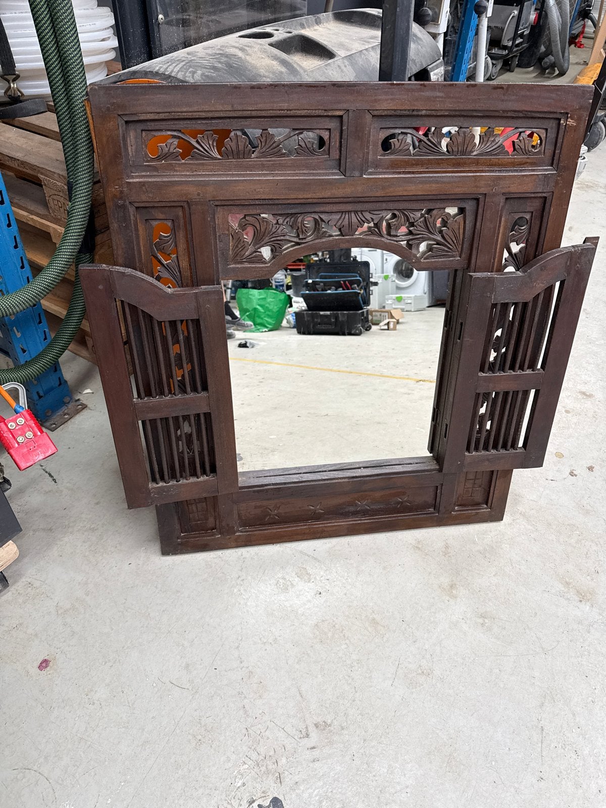 Decoratieve houten spiegel met luiken, Ophalen, Gebruikt, Rechthoekig, 50 tot 75 cm
