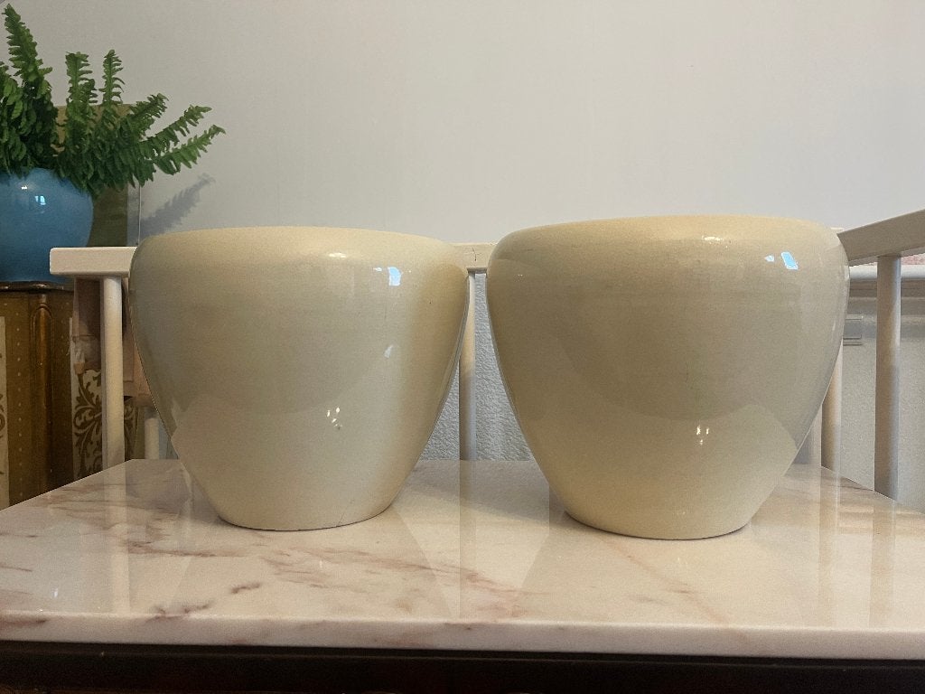 Set van twee Beige/crèmekleurige bloempotten, Tuin en Terras, Rond, Binnen, Zo goed als nieuw, Minder dan 40 cm