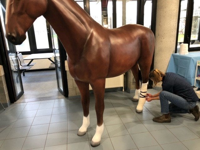 polyester paard, Ophalen of Verzenden, Nieuw, Kunststof, Dierenbeeld