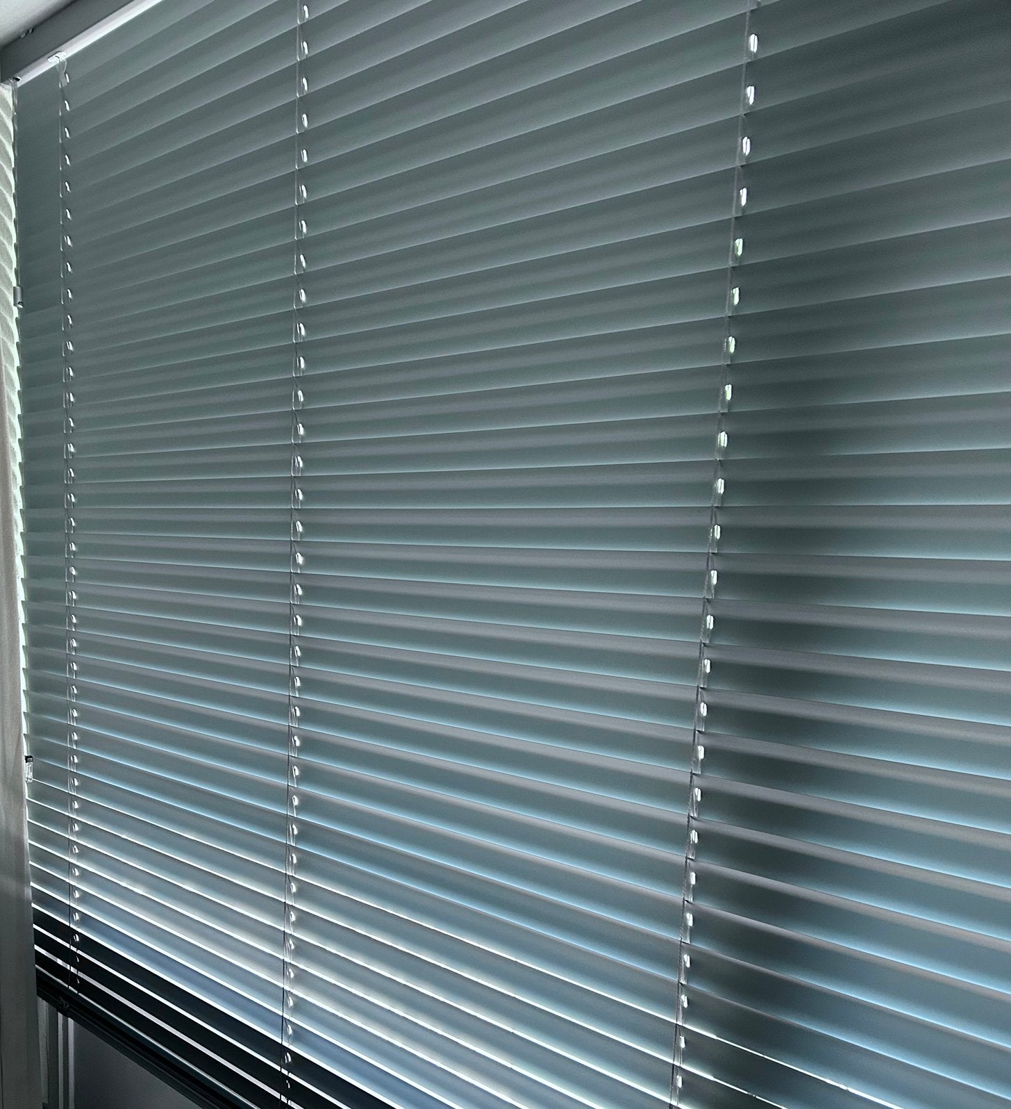 Horizontale jaloezieën van Luxaflex, 50 mm lamellen, Ophalen, Zo goed als nieuw, Grijs, Zonwerend
