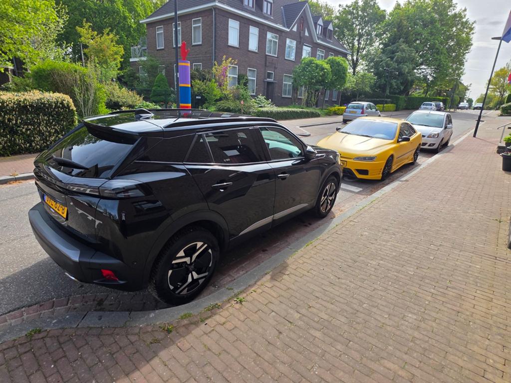 Peugeot 2008 GT 1.2 Hybrid 2024 Zwart private lease overname, Auto's, 1272 kg, 136 pk, 1199 cc, Leder en Stof