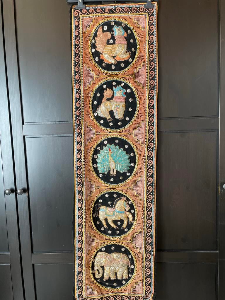 Decoratieve wandhanger met borduurwerk+ paillette uit India, Antiek en Kunst, Ophalen of Verzenden