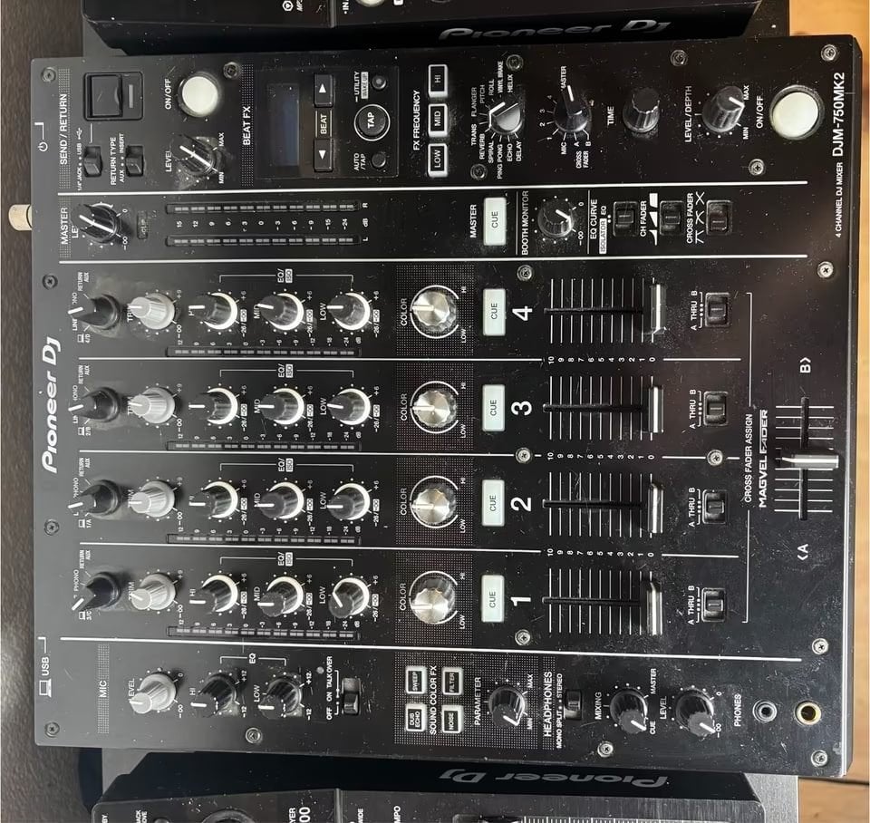 Pioneer DJM-750MK2 DJ Mixer - Zo goed als nieuw, Ophalen of Verzenden, Zo goed als nieuw, Minder dan 5 kanalen, Microfooningang