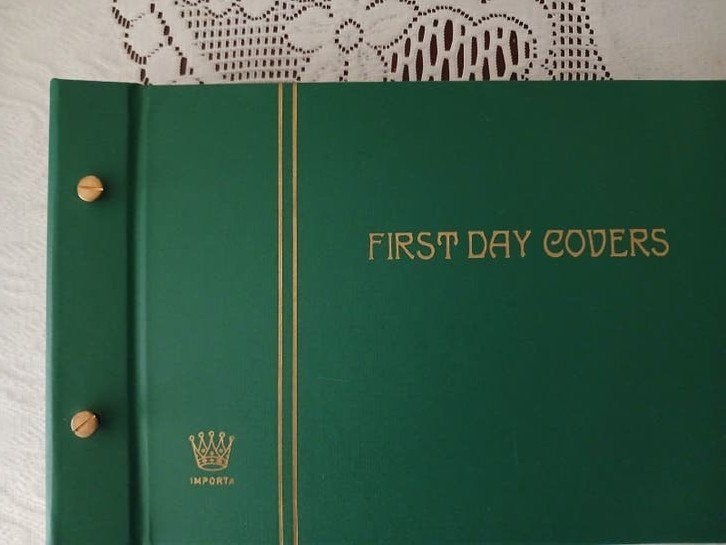 1 st dag enveloppe en bladzijdes, Postzegels en Munten, Ophalen, Verzamelalbum