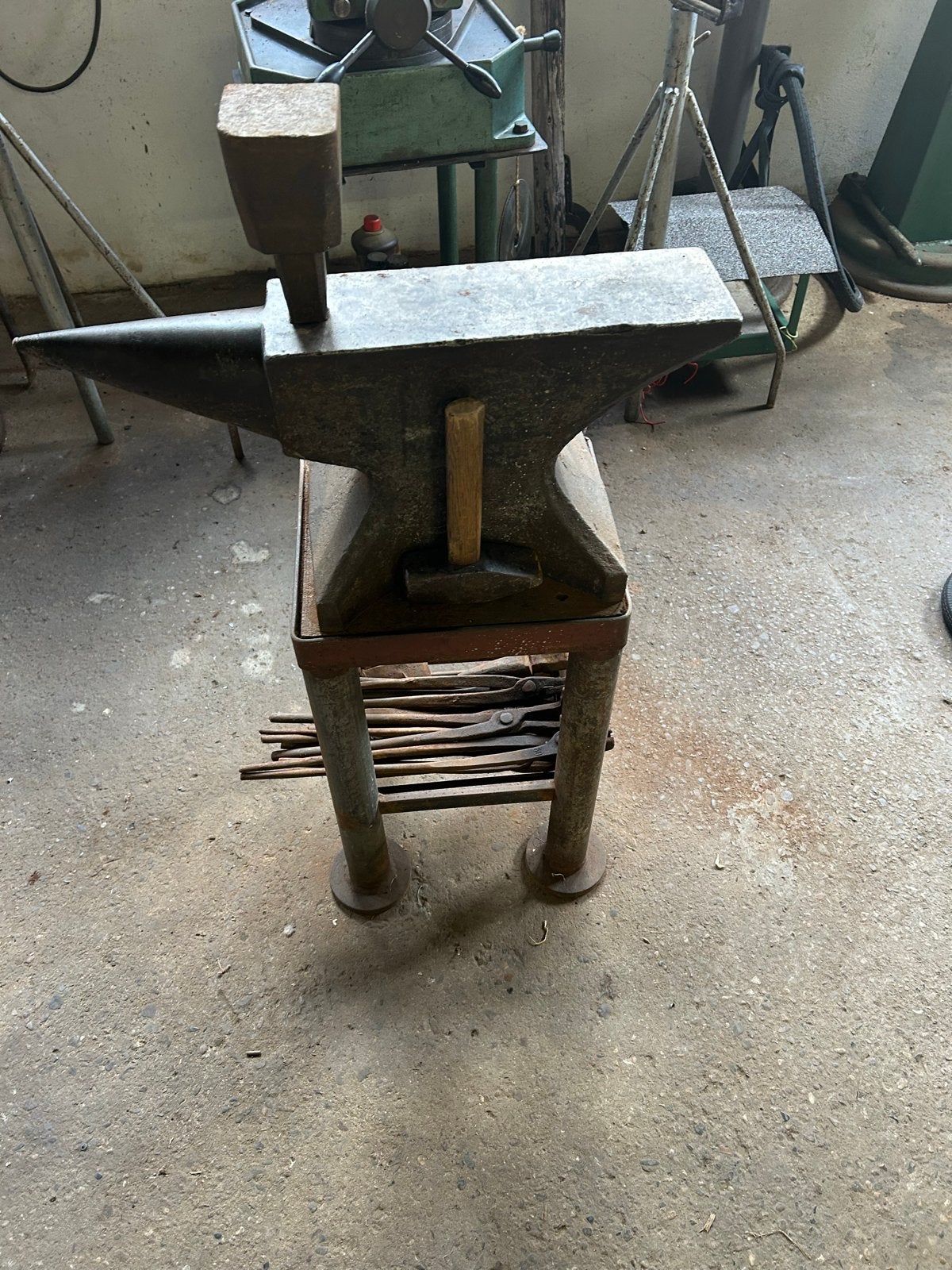 Aambeeld met aambeeldstandaard en gereedschap, Antiek en Kunst, Antiek | Gereedschap en Instrumenten, Ophalen